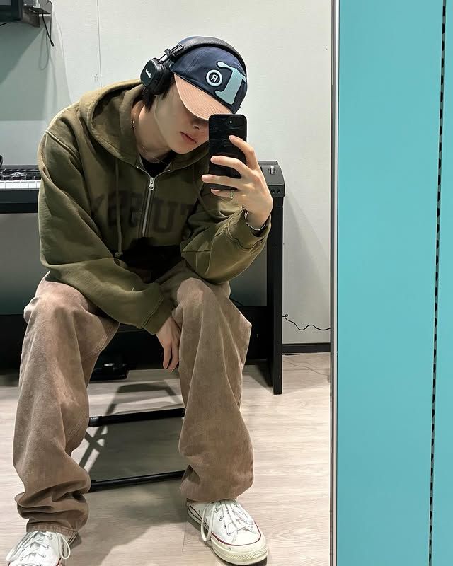 베이직한 블랙, 파치먼트 뿐만 아니라 레드와 핑크까지 다양한 컬러의 컨버스를 즐겨 신는 아이엔. / 이미지 출처: 인스타그램 @i.2.n.8