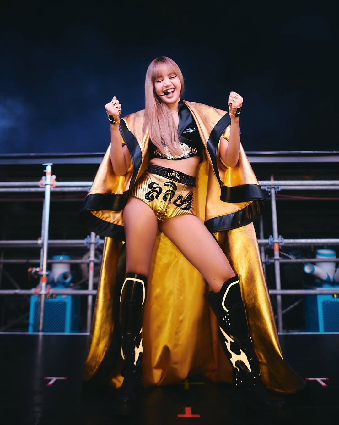 하이퍼리얼리즘 애니메이션 프린팅을 입힌 디자인이 주를 이룬다. 리사의 무대 의상 제작에도 참여했다. / 이미지 출처: IWANNABANGKOK 