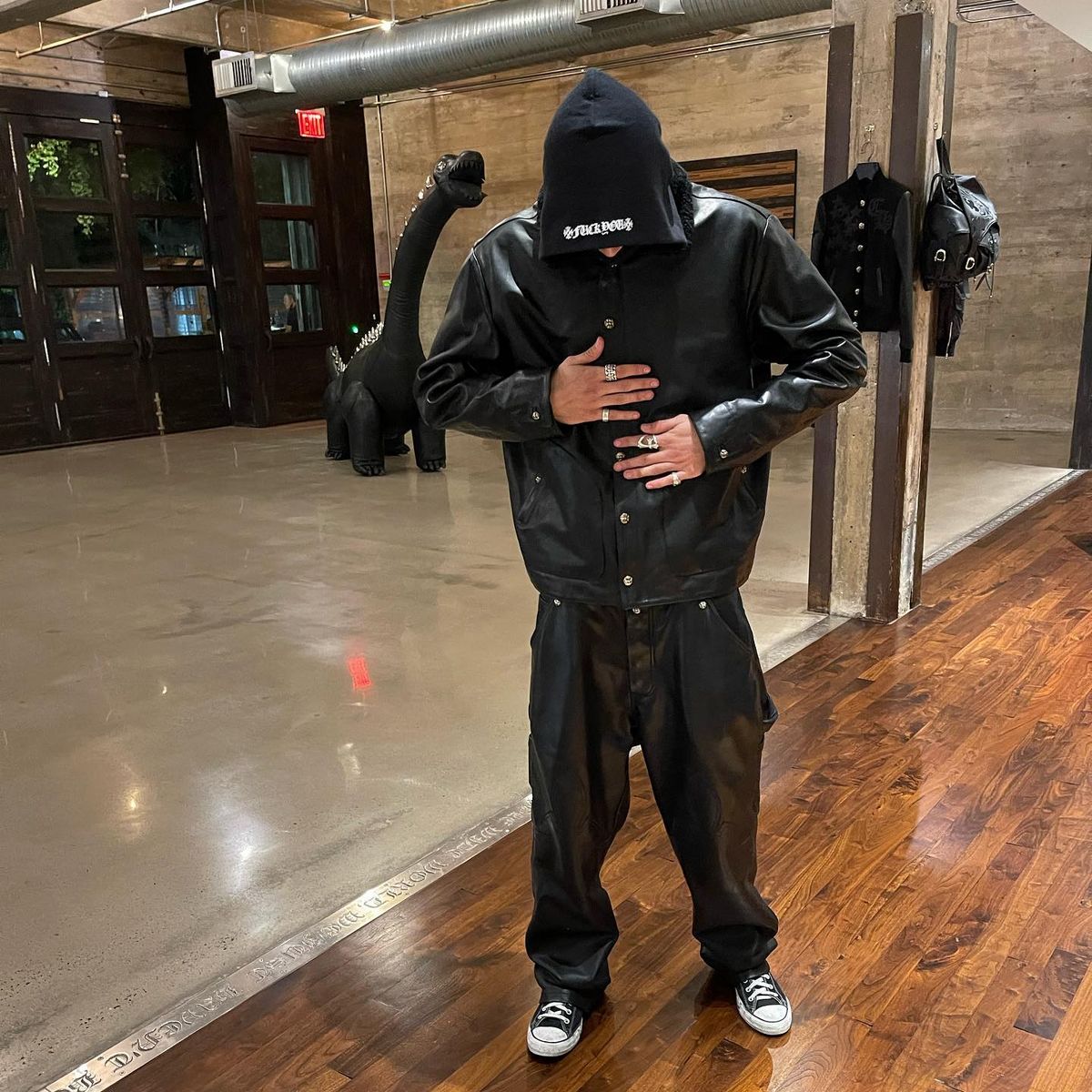 그의 인스타그램에서 컨버스가 아닌 슈즈는 찾아볼 수 없을 정도로 평소 다양한 옷차림과 함께 블랙 컨버스를 즐겨 신는다. / 이미지 출처: 인스타그램 @kristianjstark