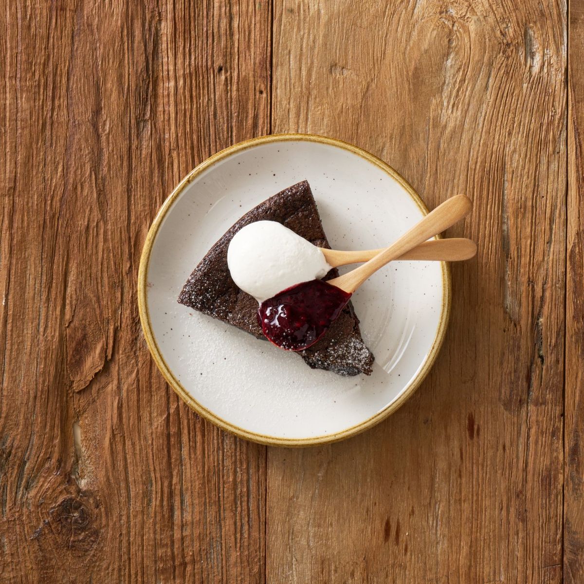 비교적 생소한 스웨덴식 초콜릿 케이크인 ‘클라드카카’도 맛볼 수 있다. / 출처: 헨릭 네이버지도 업체 등록