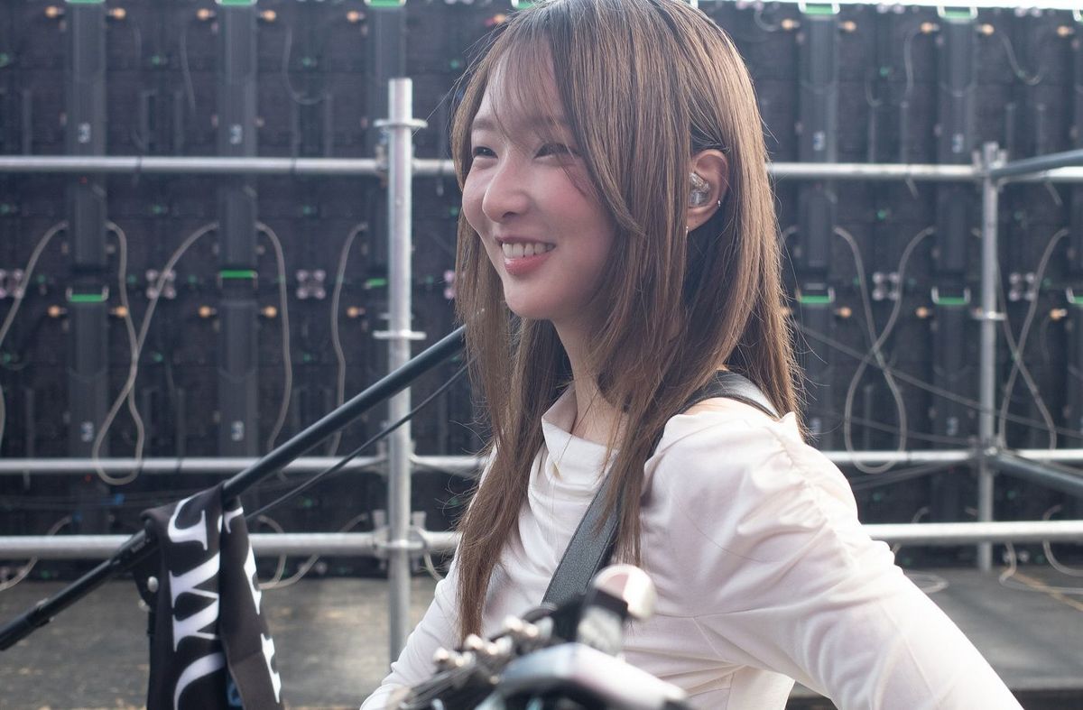 4월 26일 어썸뮤직페스티벌에서 공연하는 정우 / 이미지 출처: 인스타그램 @6th_saturday