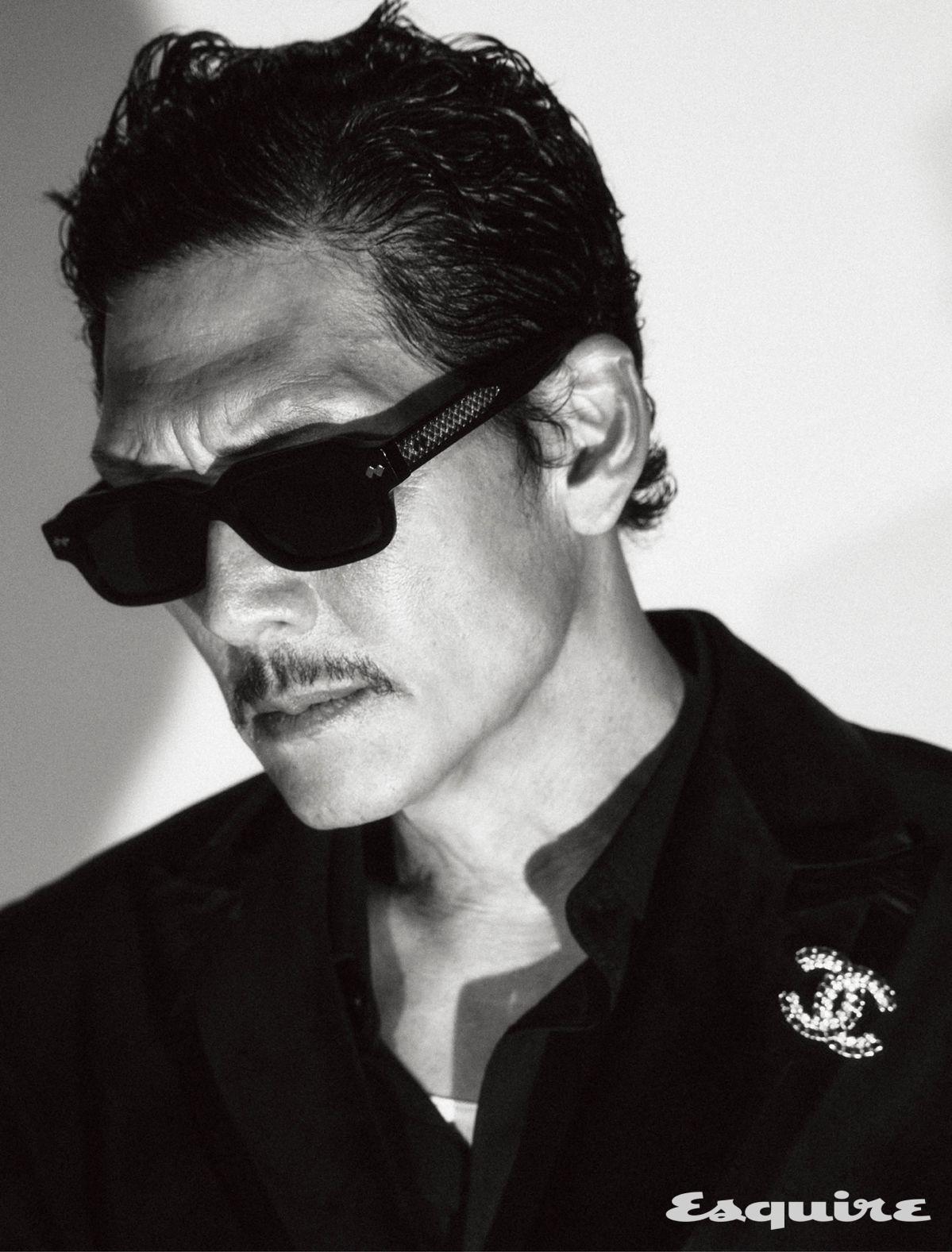 선글라스 보테가 베네타. 브로치 샤넬. 워치 까르띠에 by 빈티크. 슈트, 셔츠, 슈즈 모두 스타일리스트 소장품.