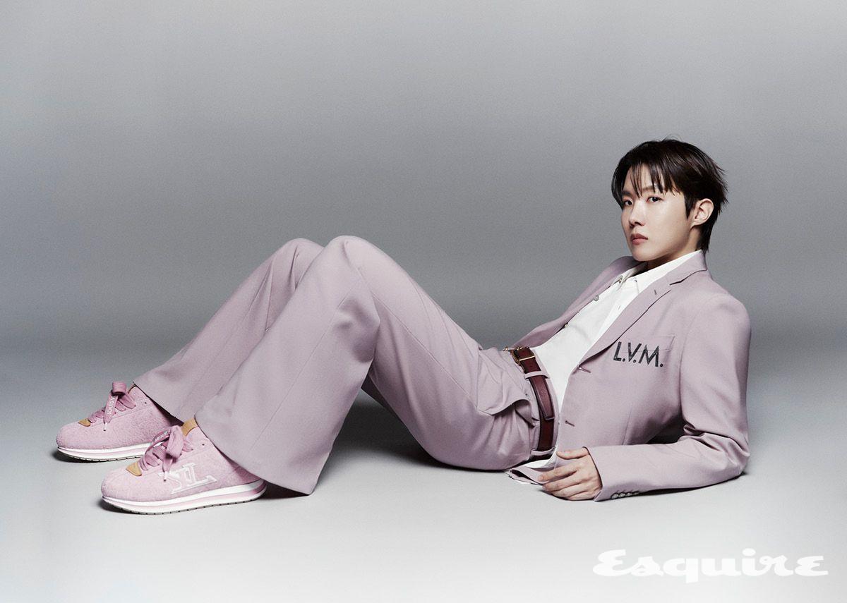 엠브로이더드 시그너처 싱글 브레스티드 재킷, 클래식 셔츠, 울 부트레그 팬츠, 퍼렐 윌리엄스 x 제이홉 LV 버터소프트 스니커즈, 프로그 파티네이티드 30mm 리버서블 벨트 모두 루이 비통.