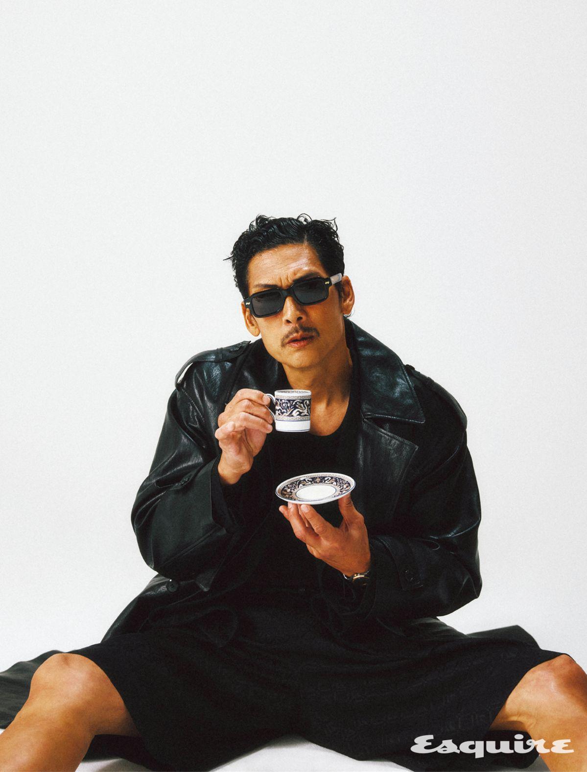 레더 트렌치코트 드림월드. 재킷, 버뮤다 팬츠 모두 마린세르. 선글라스 보테가 베네타. 워치 오데마 피게 by 빈티크. 이너 슬리브리스 스타일리스트 소장품.