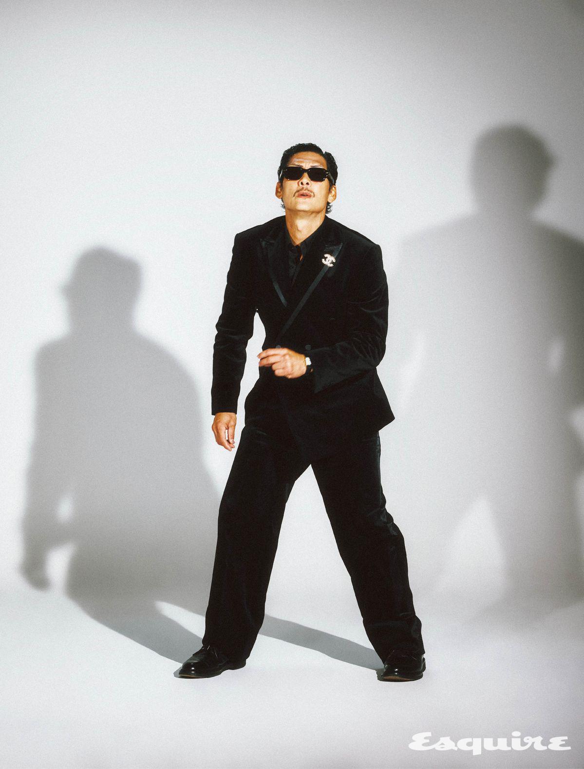 선글라스 보테가 베네타. 브로치 샤넬. 워치 까르띠에 by 빈티크. 슈트, 셔츠, 슈즈 모두 스타일리스트 소장품.