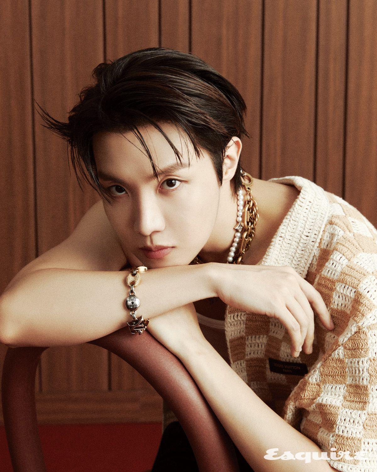 서머리 다미에 셔츠, LV 플라워 링크 체인 벨트, 펄 체인 네크리스, LV 세일러 체인 브레이슬릿 모두 루이 비통.