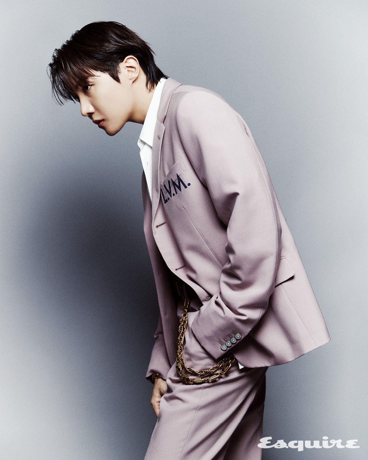 엠브로이더드 시그너처 싱글브레스티드 재킷, 클래식 셔츠, 울 부트레그 팬츠, LV 플라워 링크 체인 벨트, 체인 벨트 모두 루이 비통.