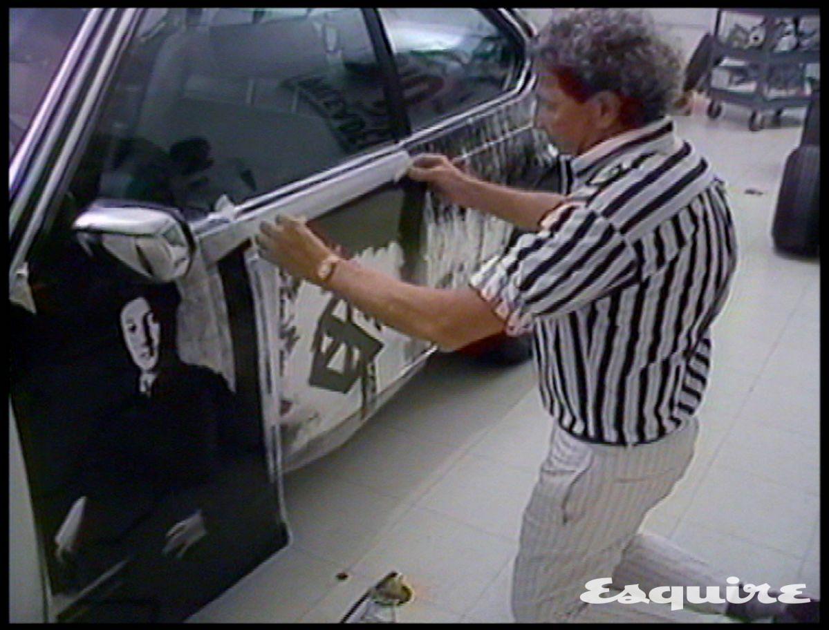 메트로폴리탄 뮤지엄이 소장한 작품을 실크스크린으로 전사 중인 라우셴버그의 모습. 