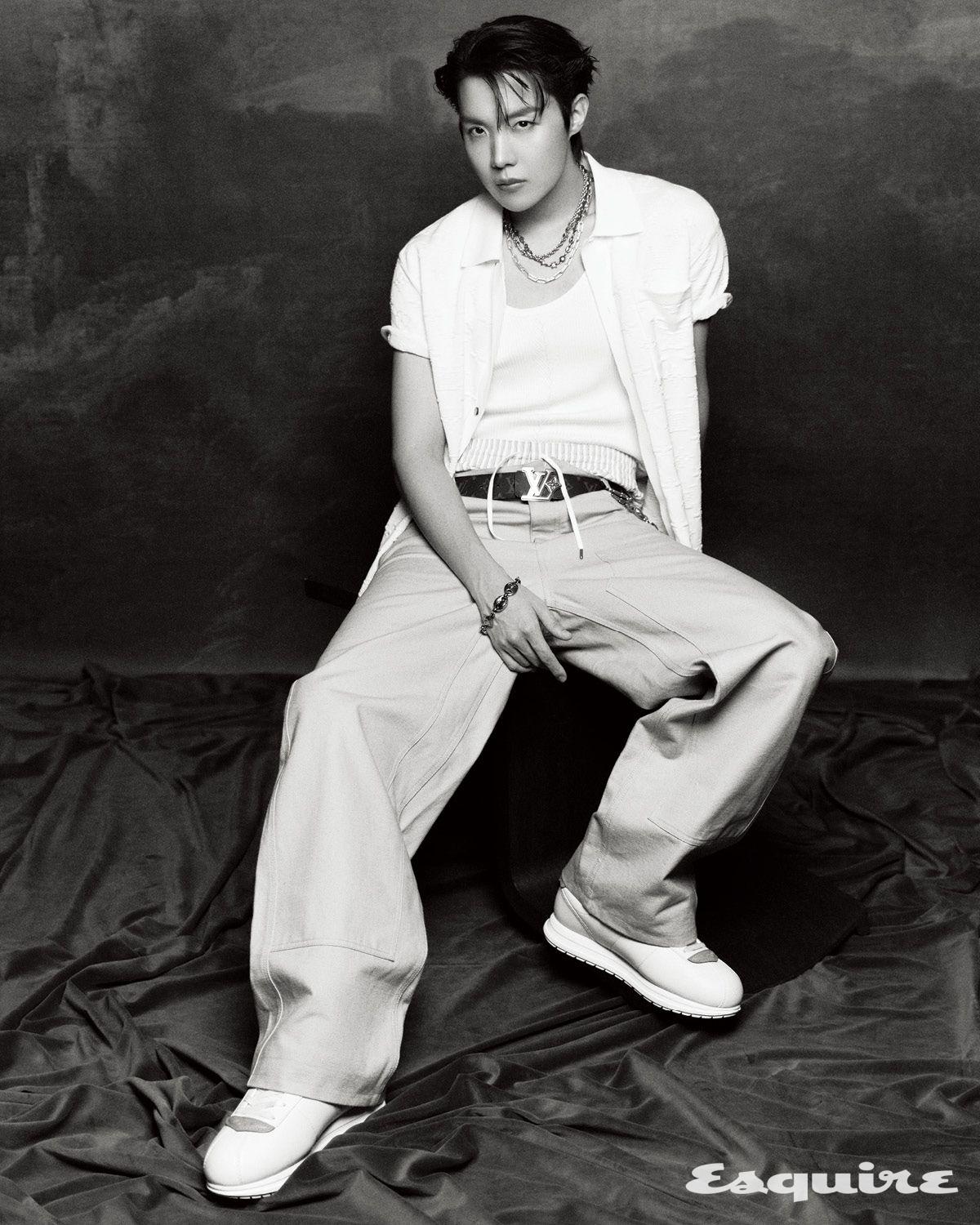 모노그램 엠보스드 셔츠, LV x 다즐링 리미티드 엠브로이더드 스트라이프 쇼츠, 카고 팬츠, LV 버터소프트 스니커즈, 체인 벨트, 체인 네크리스, 모노그램 체인 네크리스, LV 세일러 미디엄 체인 네크리스, LV 세일러 미디엄 체인 브레이슬릿, LV 세일러 브레이슬릿, 체인 브레이슬릿 모두 루이 비통.