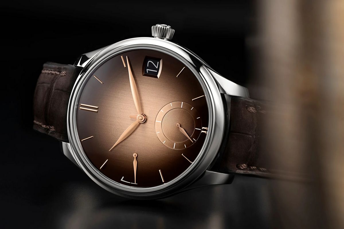 서브 다이얼을 과감히 생략하고 중앙의 핸즈로 월을 표시해, 퍼페추얼 캘린더 특유의 복잡함을 지워낸 스모크드 새먼 다이얼 / 이미지 출처: H. 모저 앤 씨