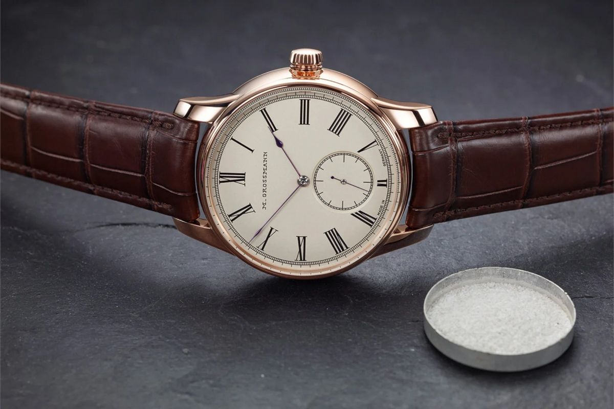 전통적인 마찰식 은도금 기법으로 완성한 다이얼은 특유의 깊이감과 은은한 질감으로 시계의 고전미를 극대화한다 / 이미지 출처: 모리츠 그로스만