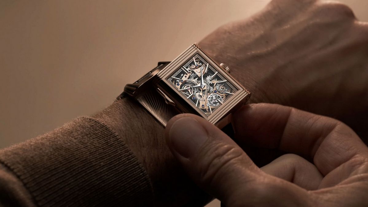 정장 소매 아래로 스켈레톤 뒷면을 드러내어 착용하면, 일상적인 워치가 하이컴플리케이션 피스로 탈바꿈한다 / 이미지 출처: 예거 르쿨트르