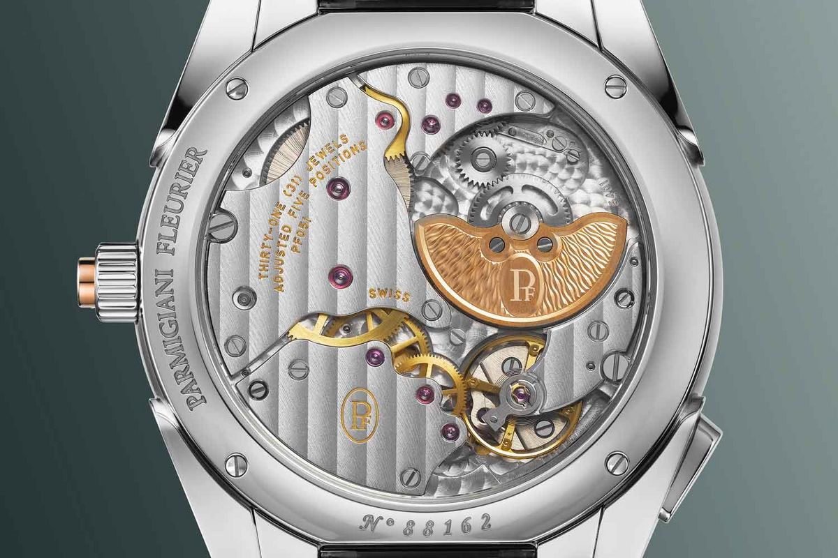 복잡한 기능을 품고도 얇은 두께를 유지하는 칼리버 PF051. 정교한 피니싱과 22K 로즈 골드 마이크로 로터가 시선을 끈다 / 이미지 출처: 파르미지아니 