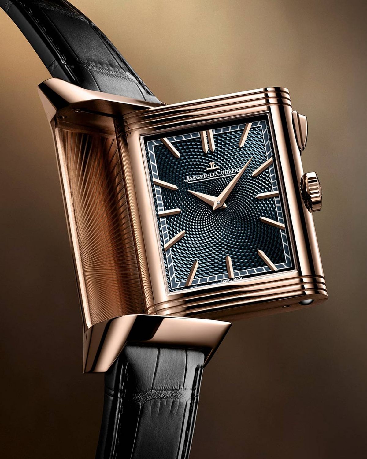 수작업으로 새긴 발리콘 기요셰 패턴 위로 틸 블루 그랑 푀 에나멜을 올린 리베르소 트리뷰트 미닛 리피터의 전면 / 이미지 출처: 예거 르쿨트르