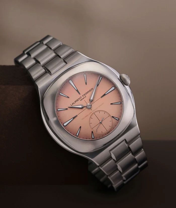 5등급 티타늄 소재의 케이스와 일체형 브레이슬릿에 매끄러운 새먼 핑크 오팔린 다이얼을 매치했다 / 이미지 출처: 로랑 페리에