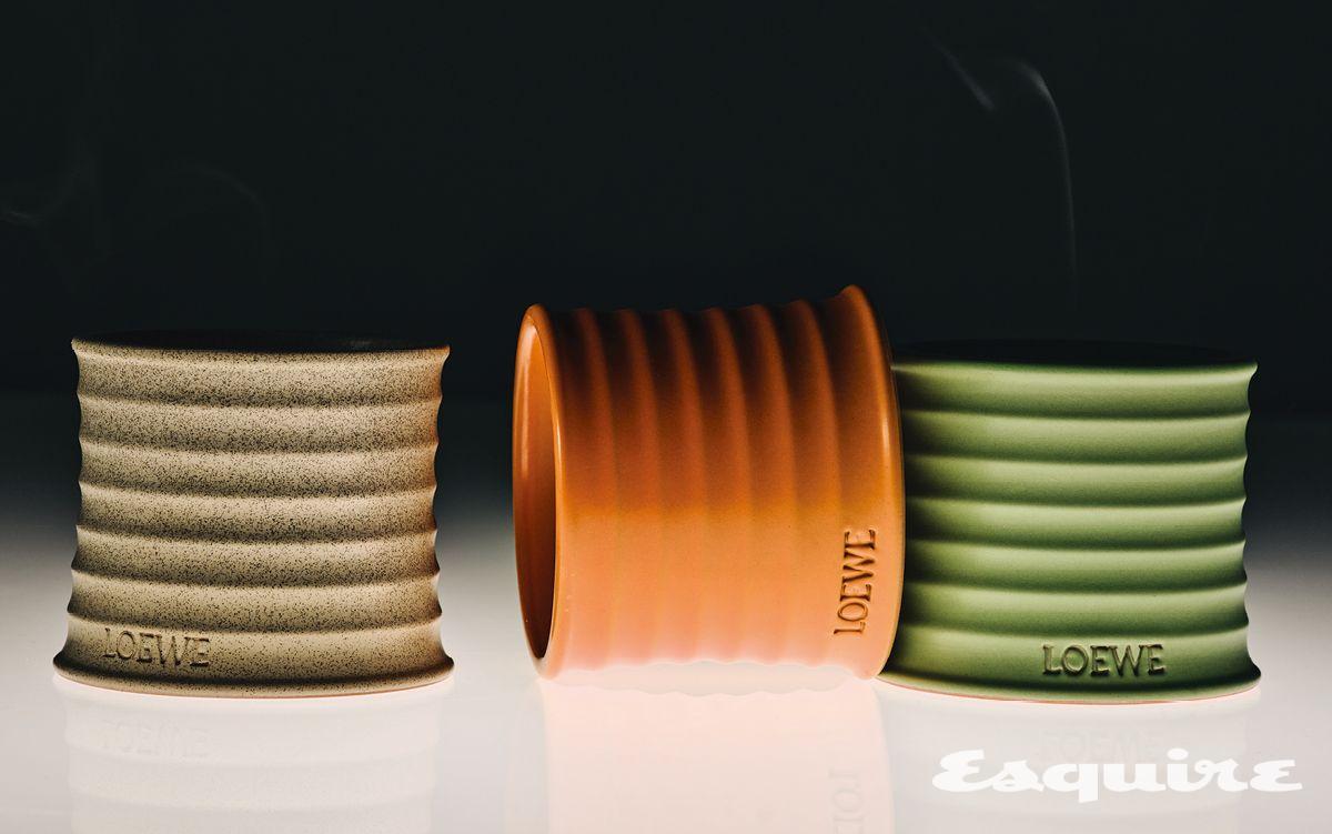 지중해 정원의 허브 향을 담은 오레가노 캔들 170g/21만1000원, 달콤한 오렌지와 흙 내음이 조화로운 스몰 오렌지 블라섬 캔들, 덩굴에서 갓 수확한 오이 향의 스몰 큐컴버 캔들 각 170g/14만9000원 로에베 퍼퓸.