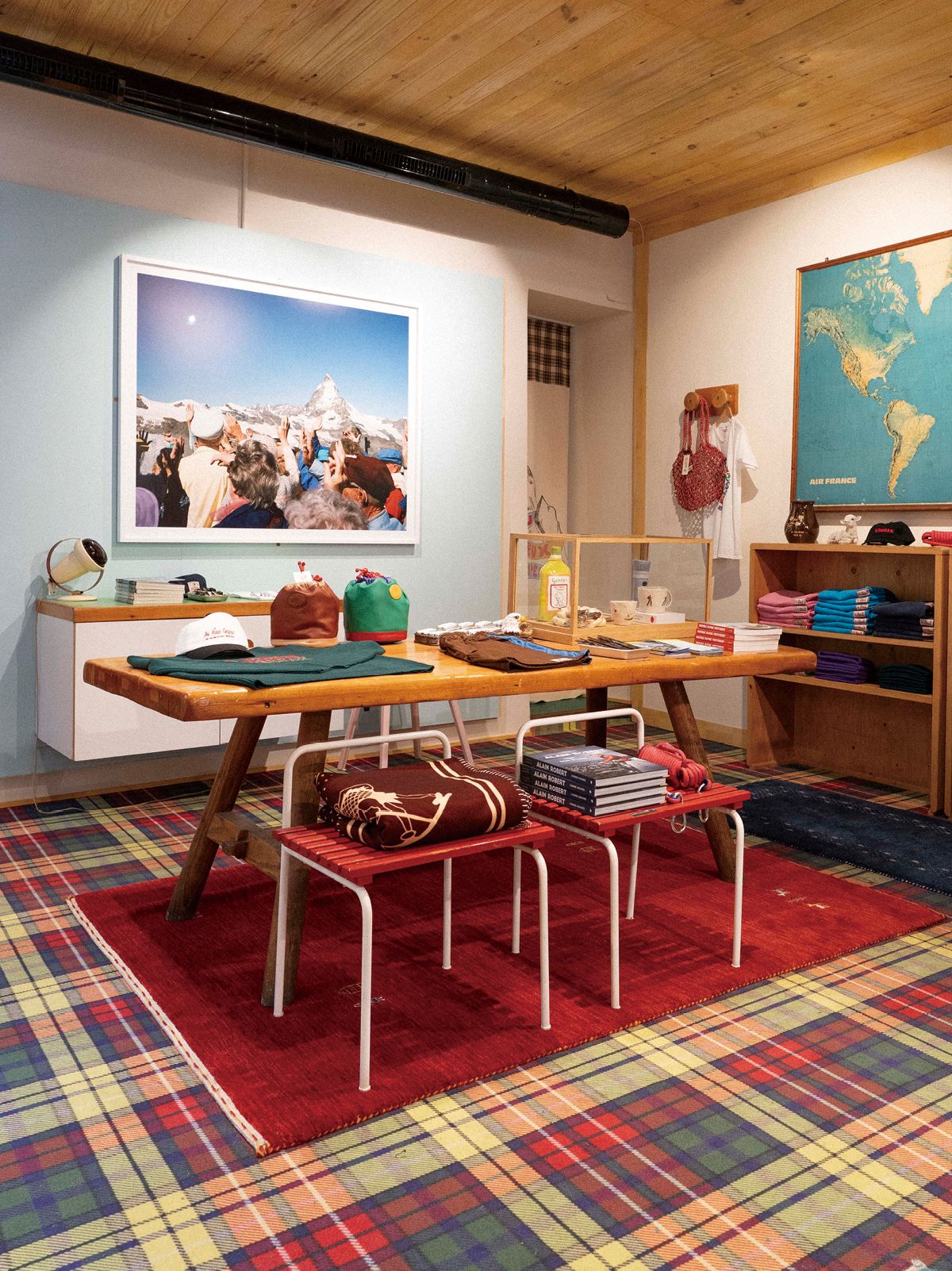 오래된 스키 산장이 연상되는 따뜻한 분위기의 매장 디스플레이. 