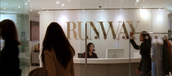 따뜻한 조명과 압도적인 스케일은 공간에 머무르고 싶은 감정을 만든다. / 이미지 출처: (주)퍼스트런