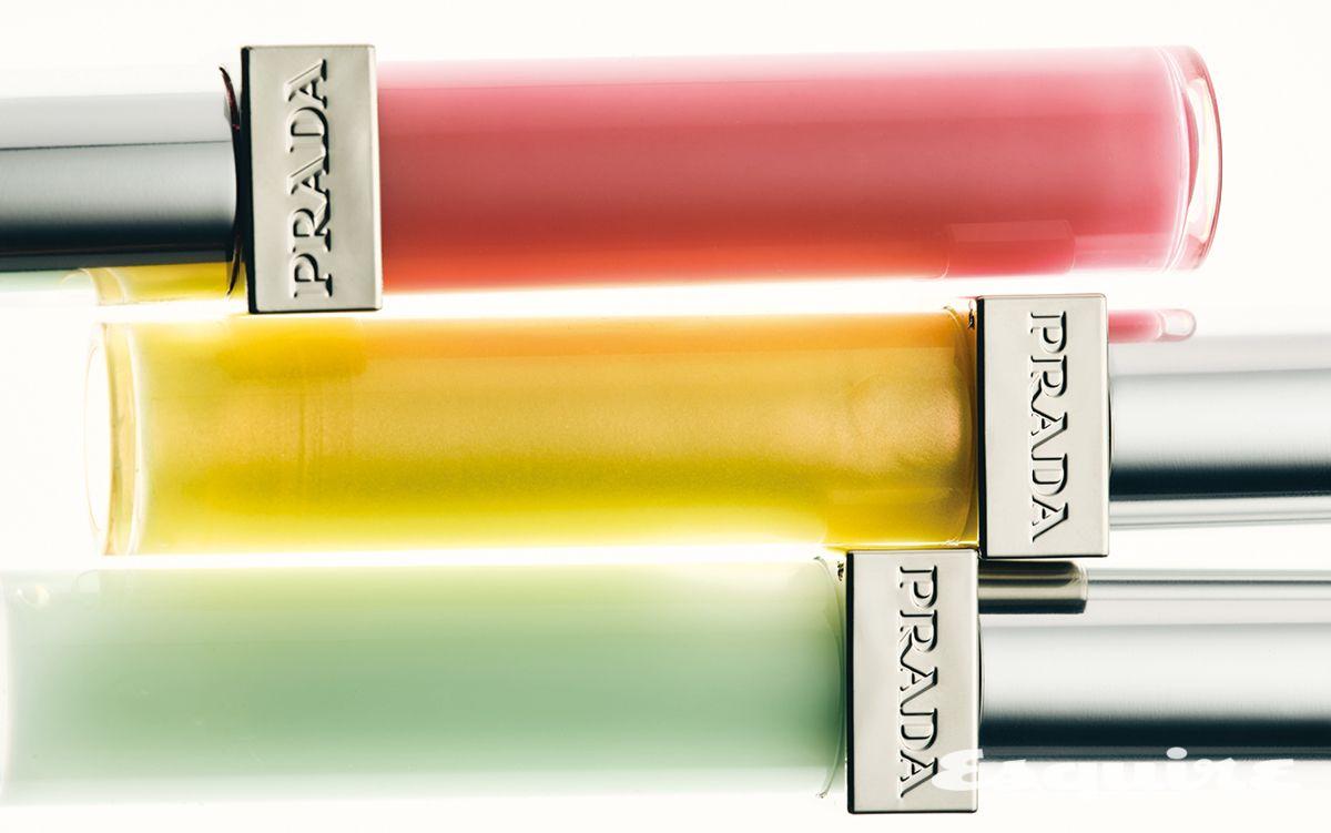 마이크로-히알루론산을 함유한 포뮬러가 도톰하게 입술을 보호하는 버추얼 핑크 리플렉션 글로시 리퀴드 밤, 바나나 옐로 리플렉션 글로시 리퀴드 밤, 유니버설 리플렉션 글로시 리퀴드 밤 각 8mL/6만5000원 프라다 뷰티.