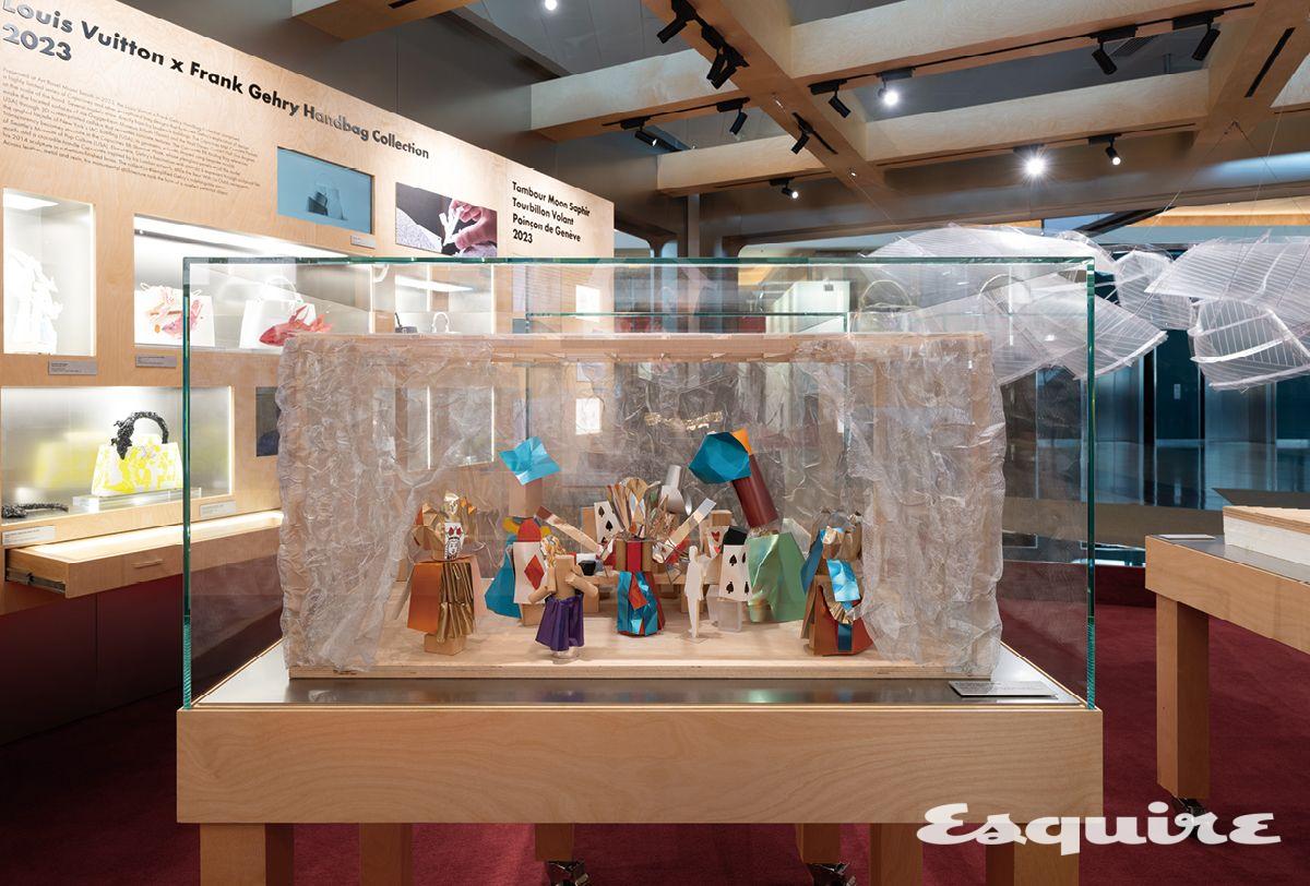 루이 비통 창립 200주년을 기념해 게리가 제작한 조각 & 트렁크 'A Tea Party for Louis'. <이상한 나라의 앨리스> 속 캐릭터 8인이 가상의 게리 건물 안에서 티 파티를 벌이는 모습. 