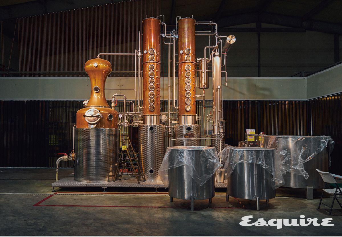 독일 코테사에서 수입한 거대 상압식 증류기.