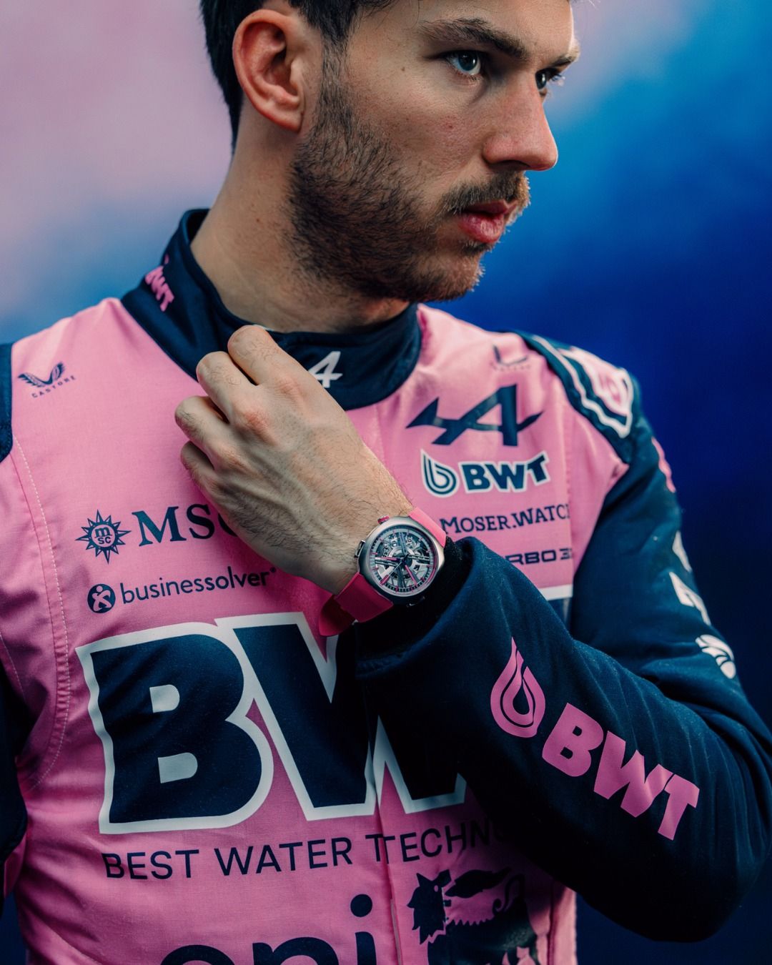 모저앤씨의 '스트림라이너 알핀 드라이버스 에디션 워치'를 착용한 피에르 가슬리. / 이미지 출처: 인스타그램 @moserwatches