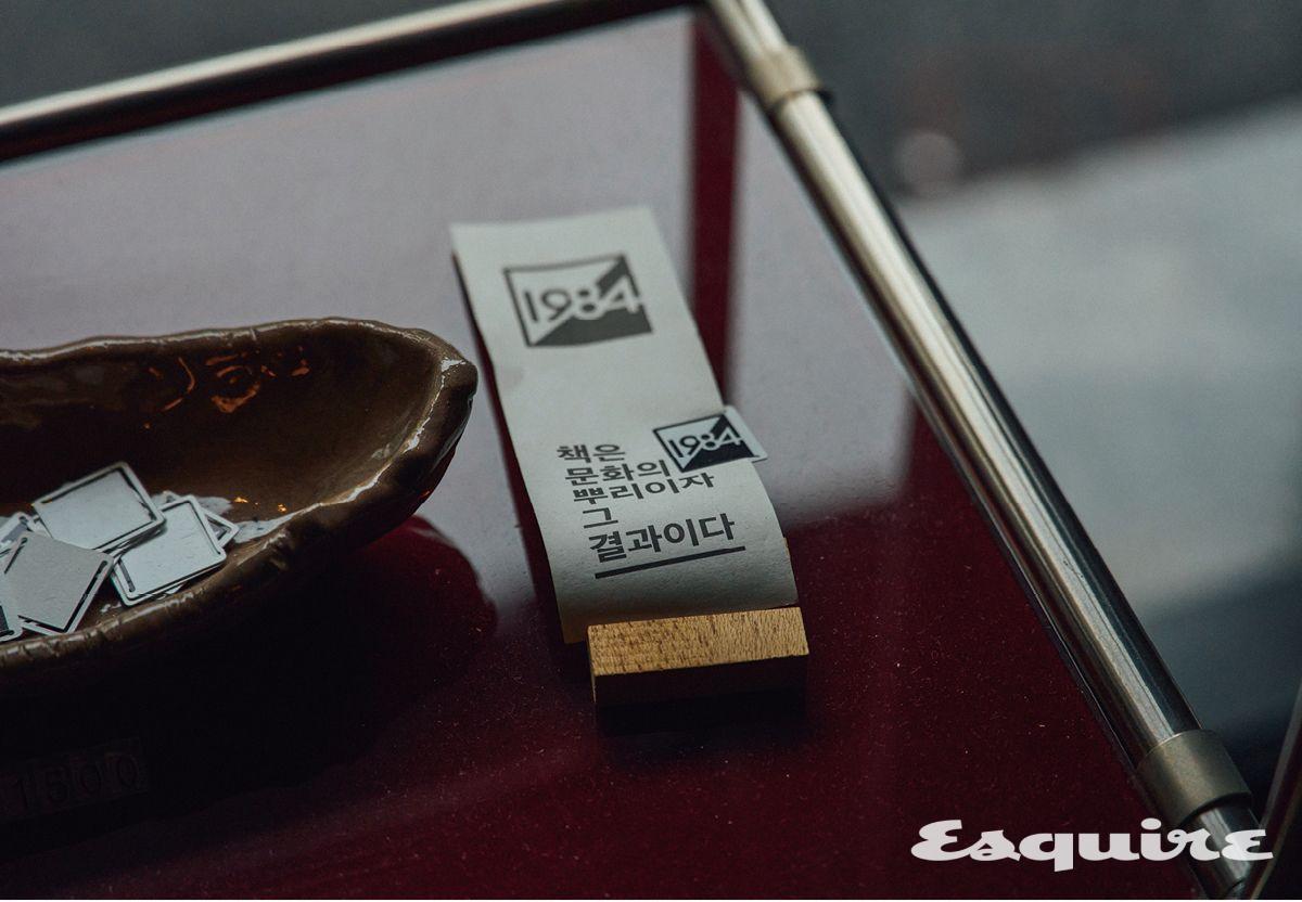 1984의 슬로건. ‘책은 문화의 뿌리이자 그 결과이다.’ 