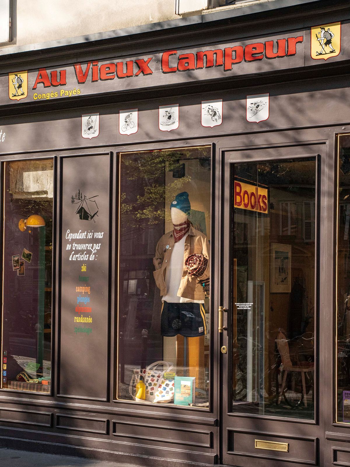 컬러풀한 쇼윈도가 시선을 사로잡는 오 뷰 캄푀르와 메르시의 협업 매장 외관. 