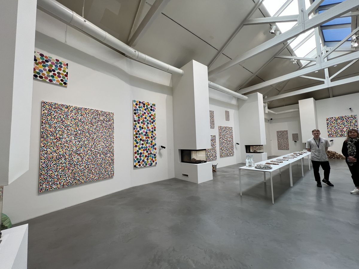 런던의 뉴포트 갤러리에서 마주한 불속에 타고있는 데미안허스트의 NFT 작품들 / 이미지 출처: 필자 촬영