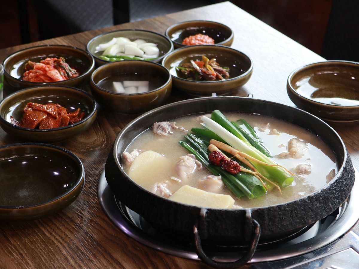 부드럽고 튼실한 닭고기와 끓일수록 진해지는 국물이 일품인 닭한마리 / 이미지 출처: 네이버지도 업체 제공 사진 