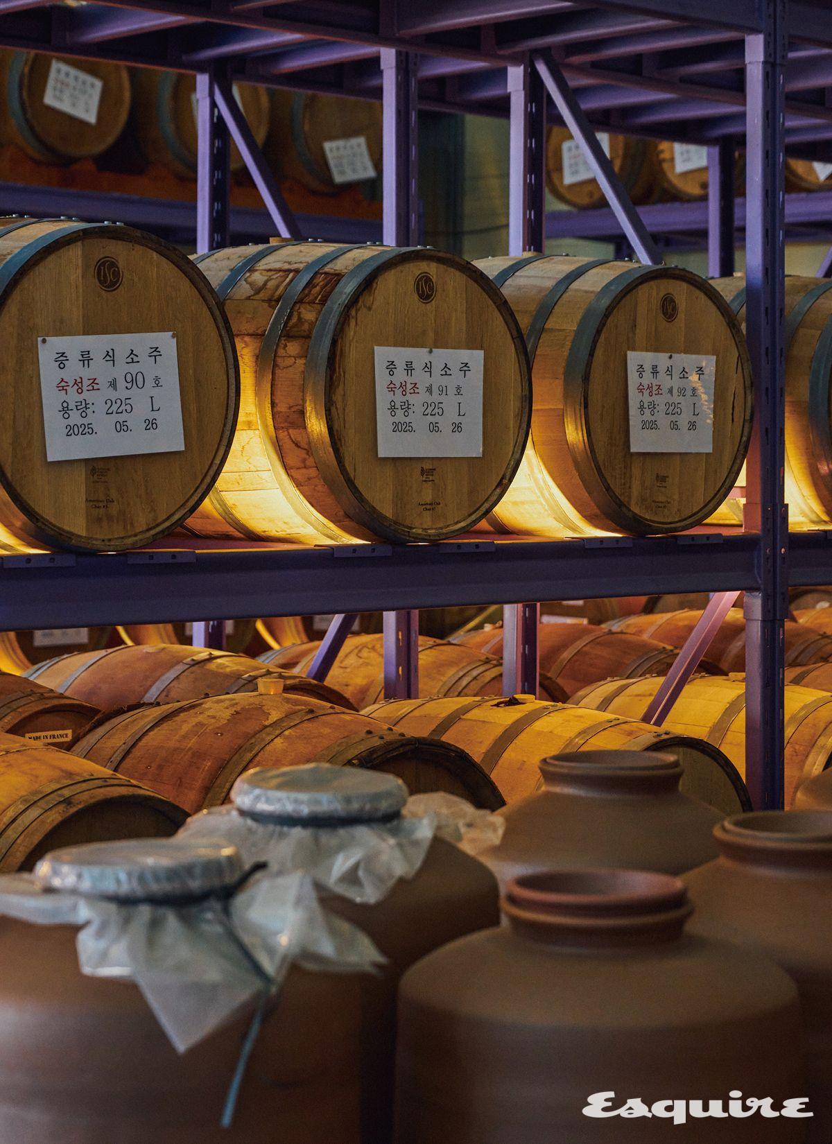 다양한 소주 숙성 실험을 하고 있는 내변산양조장의 숙성고. 