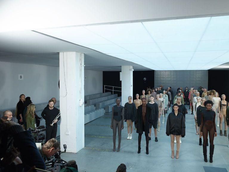  yeezy 시즌 1 프레젠테이션 / 이미지 출처: Yeezy, Vanessa Beecroft