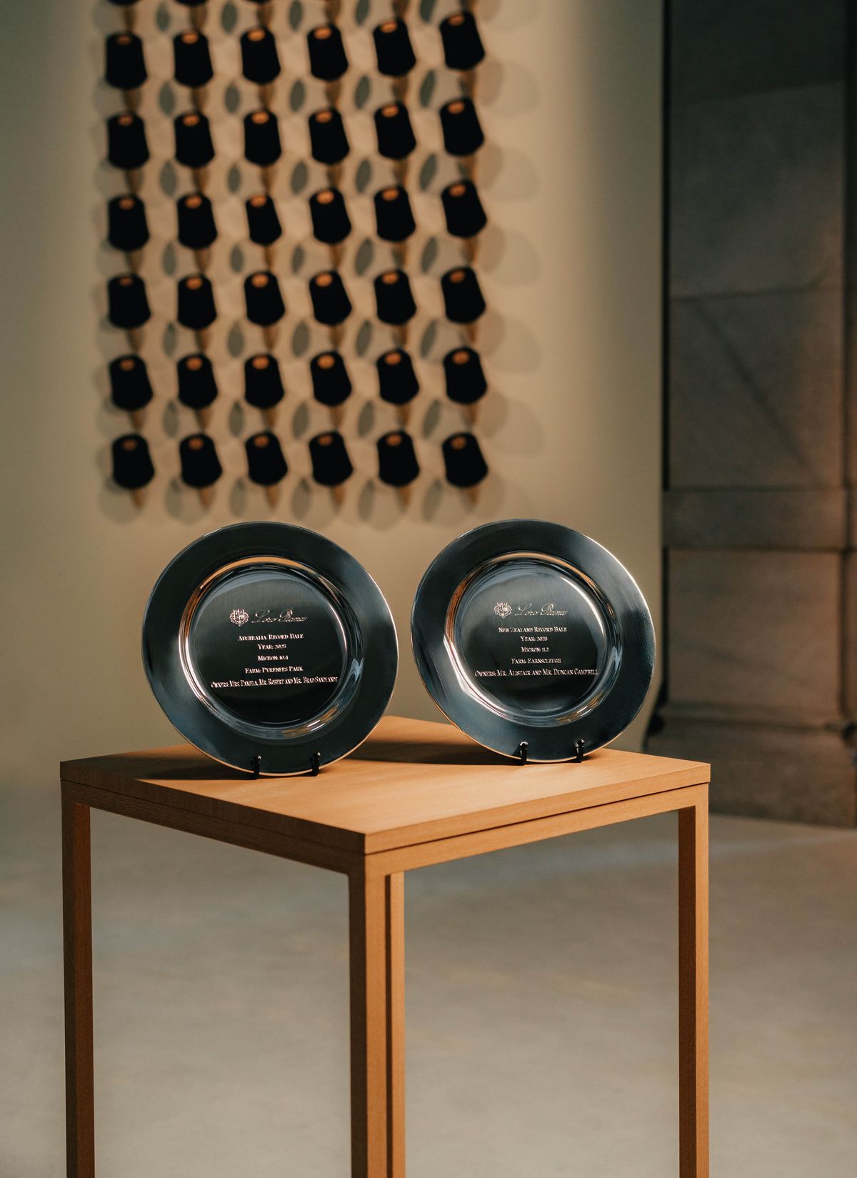 매년 호주와 뉴질랜드 농가에 수여되는 로로피아나 레코드 베일 어워드 트로피.