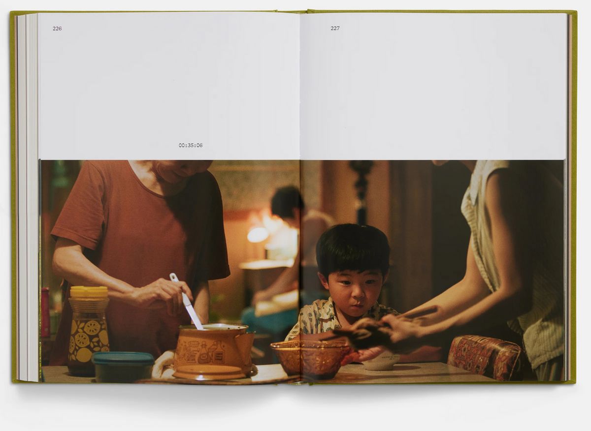 <미나리> 의 정서적, 시각적 정체성을 느낄 수 있는 각본집 / 이미지 출처: @a24books