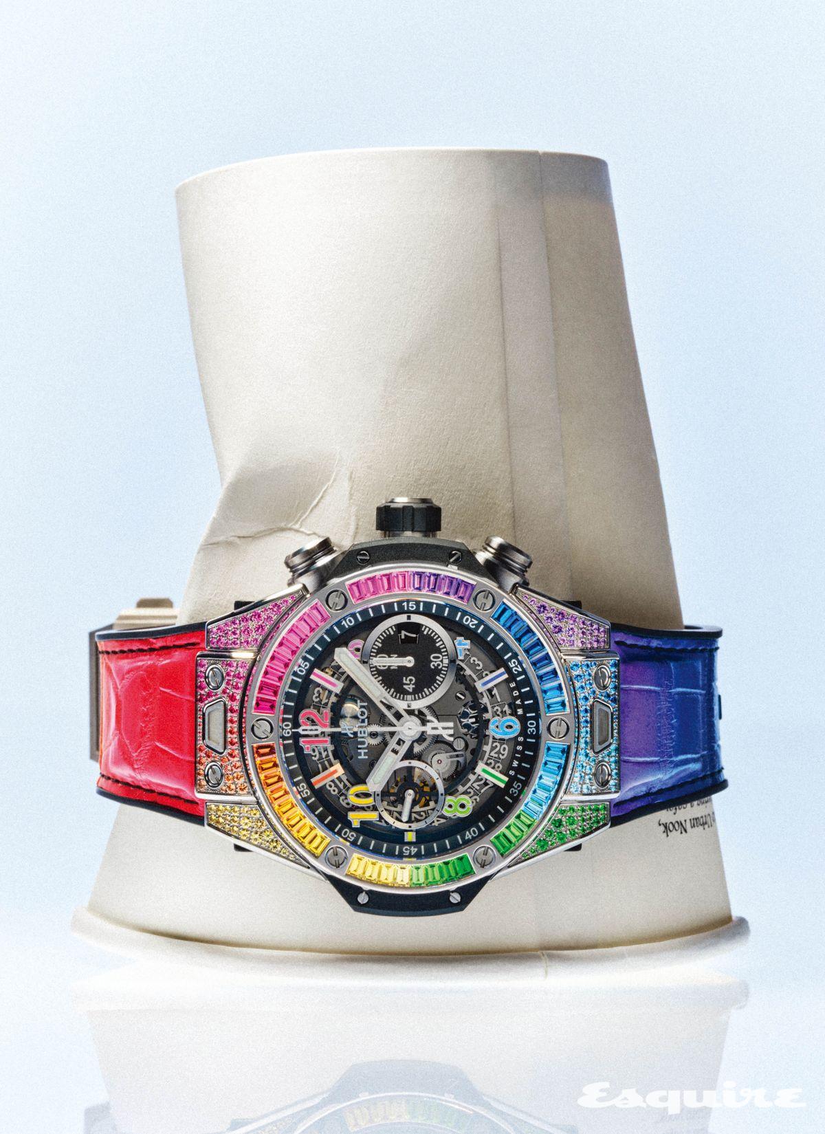 48개의 바게트 컷 컬러 젬스톤을 세팅한 베젤과 162개의 보석으로 완성한 케이스가 돋보이는 빅뱅 유니코 티타늄 레인보우 1억원대 위블로.