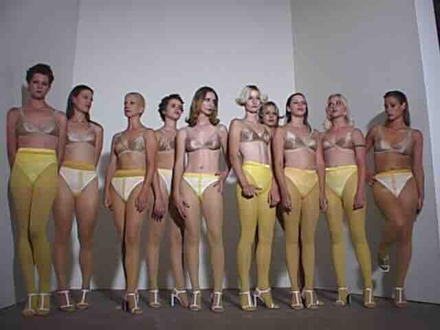 여성의 신체를 통한 퍼포먼스 / 이미지 출처: Vanessa Beecroft