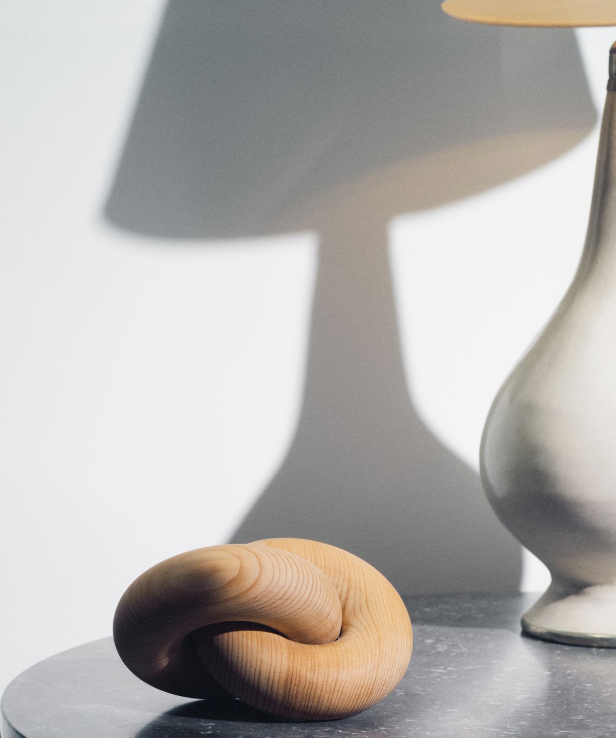 나무결이 섬세하게 살아있는 우드 링크 | 이미지 출처: 르메르