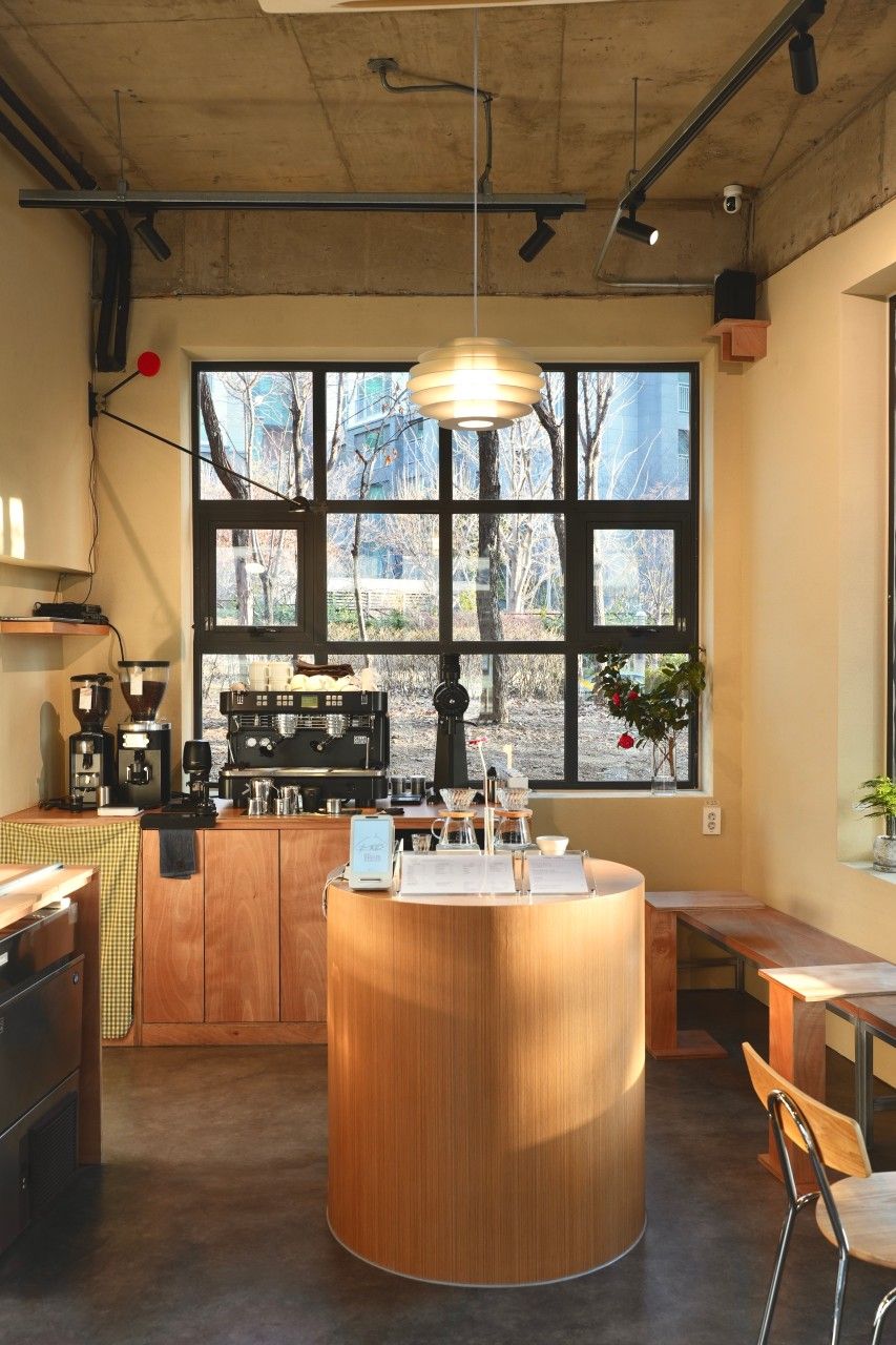 창문을 액자 삼아 자연 풍경이 펼쳐진다. / 출처: 오하임 네이버지도 업체 등록 