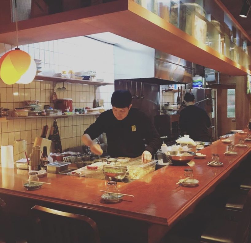 명서식당 내부 바 테이블 전경 / 이미지 출처: 네이버 지도