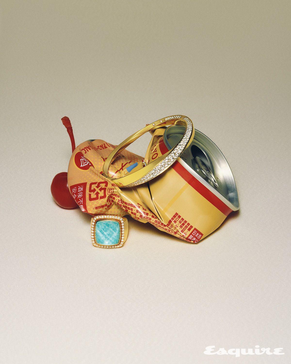 곡선을 따라 2.26캐럿의 다이아몬드를 파베 세팅한 스파이럴 컬렉션 파베 다이아몬드 옐로 골드 뱅글 4433만원 그라프. 튀르쿠아 카보숑 주변으로 다이아몬드를 촘촘히 세팅한 빵 드 쉬크르 튀르쿠아 옐로 골드 라지 링 1755만원 프레드.