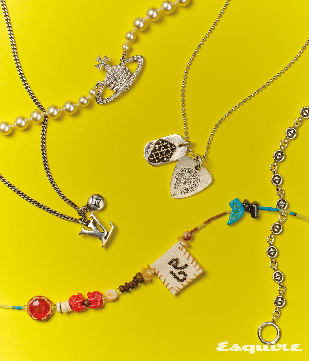 펄 초커 가격 미정 비비안 웨스트우드. 도그 태그 & 피크 펜던트 네크리스 가격 미정 크롬하츠. LV 세일러 펜던트 네크리스 가격 미정 루이 비통. 노마딕 메모리 네크리스 9만3000원 브람블. BNK 71 체인 네크리스 96만8000원 불레또.