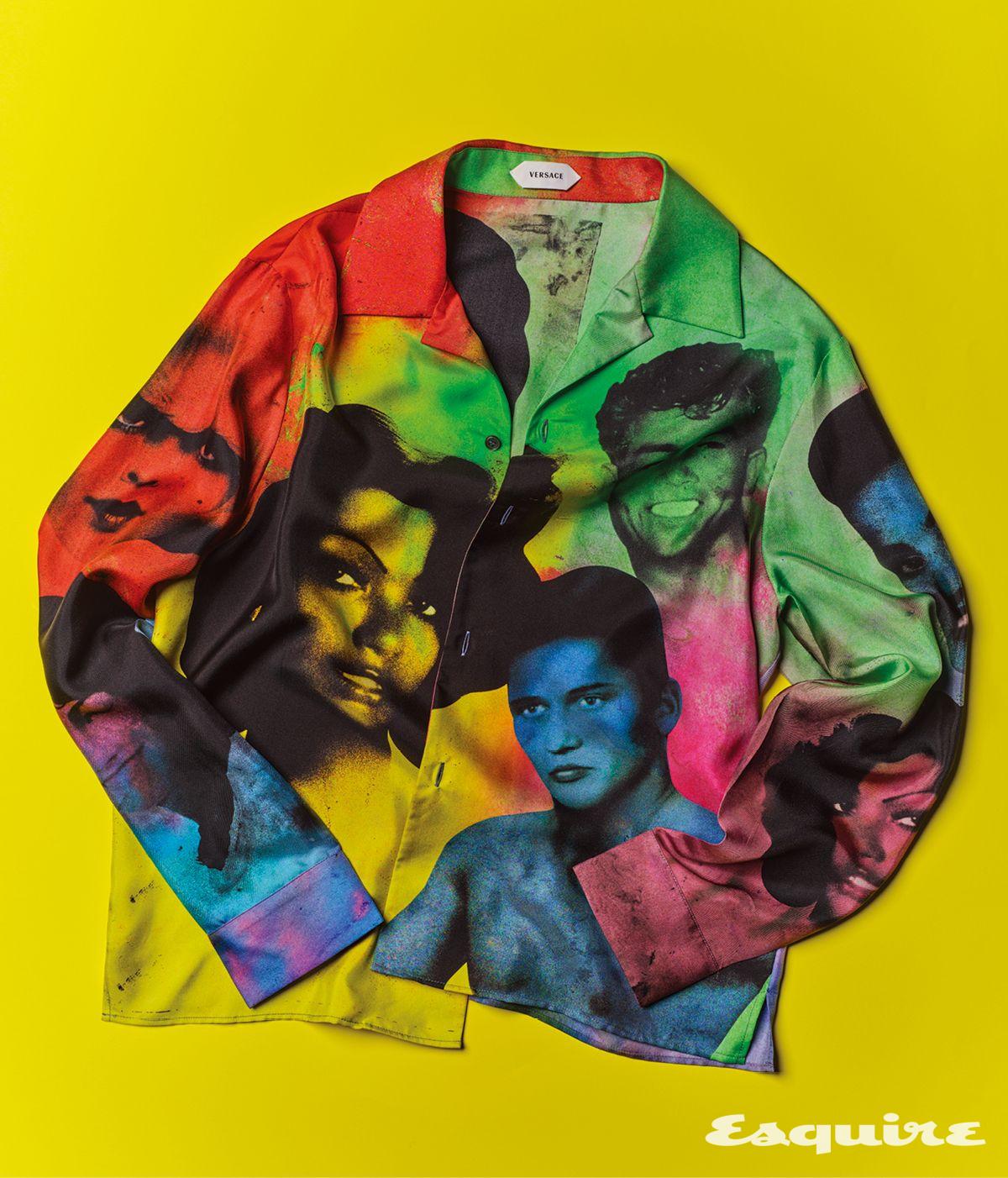 비비드한 컬러의 프린트가 경쾌한 무드를 완성하는 프린티드 실크 트윌 슬림 셔츠 232만원 베르사체.