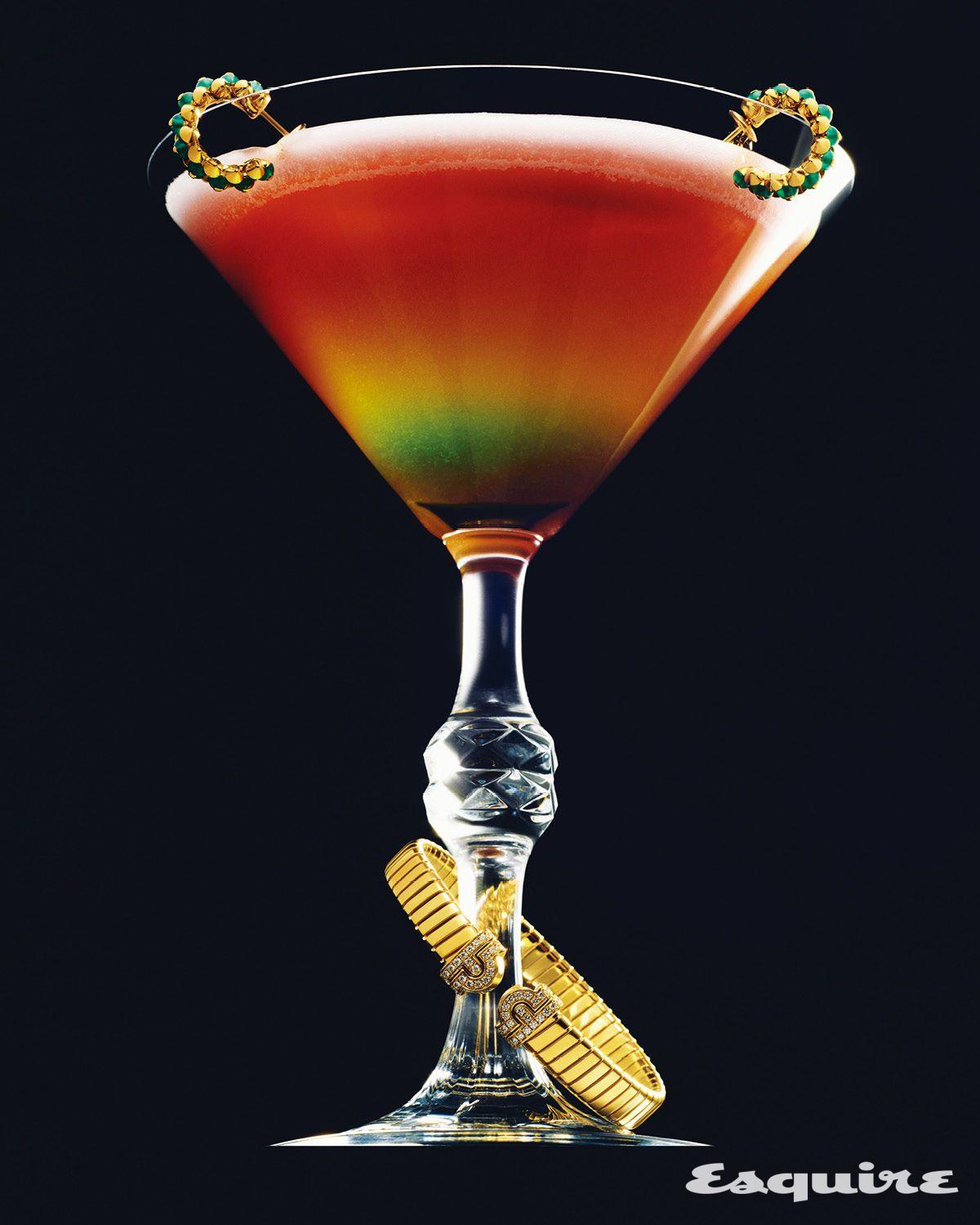 핑크 골드에 그린 아게이트 장식을 더해 구조적인 미학을 완성한 클래쉬 드 까르띠에 이어링 1400만원대 까르띠에. 옐로 골드에 다이아몬드를 파베 세팅해 파렌티지 모티브를 형상화한 투보가스 브레이슬릿 2110만원 불가리. 패션 마티니 글라스 가격 미정 바카라.