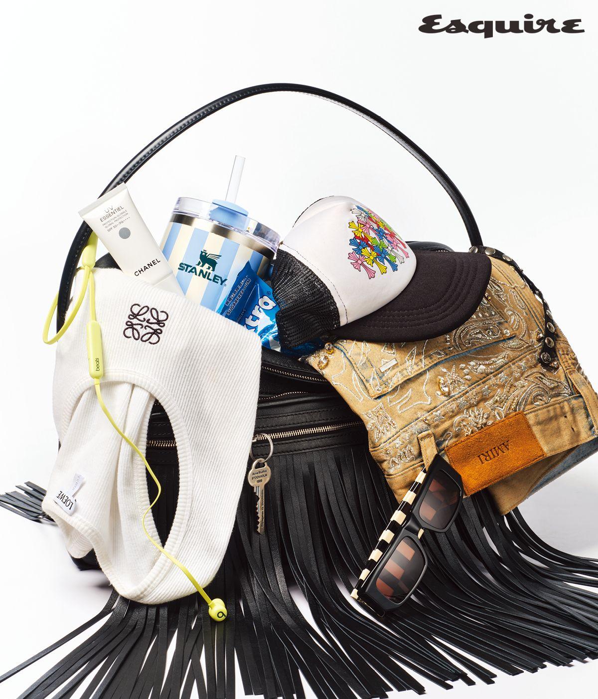 시트러스 옐로 비츠 플렉스 와이어리스 이어폰 8만9000원 비츠. 화이트 슬리브리스 톱 59만원 로에베. 젤처럼 산뜻하게 발리는 UV 에쌍씨엘 선크림 SPF50+/PA++++ 30mL/8만8000원 샤넬. 콘플라워 블루 스트라이프 스탠리 퀜처 H2.0 플로우 스테이트 텀블러 1.18L/6만4000원 스탠리. 엑스트라 페퍼민트 슈가프리 껌 28g/약 2000원대 리글리. 멀티컬러 크로시스 트러커 해트 가격 미정 크롬하츠. 더 스파이크 레더 브레이슬릿 61만원 베르사체. 브라운 크리스털 반다나 배기 진 가격 미정 아미리. 볼드한 스트라이프 템플이 돋보이는 렉텡귤러 선글라스 61만5000원 발렌티노 by 케어링 아이웨어. 웨스턴 무드를 한층 더하는 카메로 카메라 프린지 숄더백 585만원 아크네 스튜디오.