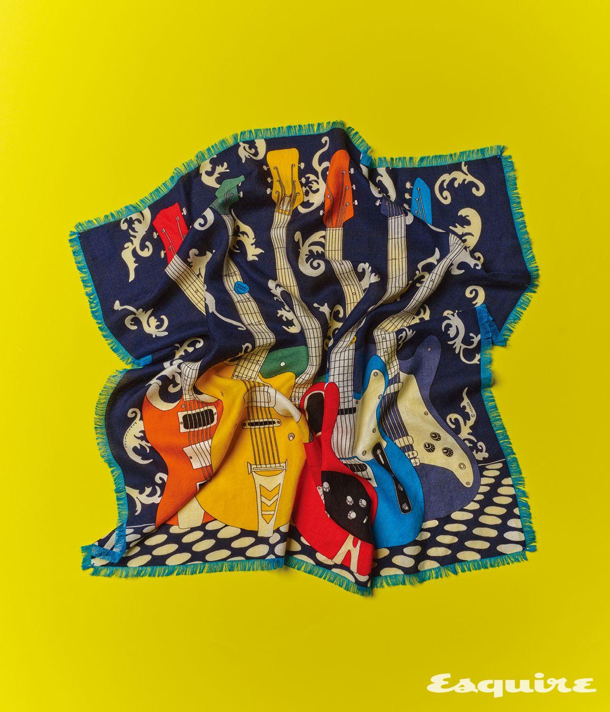 컬러풀한 기타 프린팅의 온 에어 프린지 캐시미어 실크 스카프 가격 미정 에르메스. 