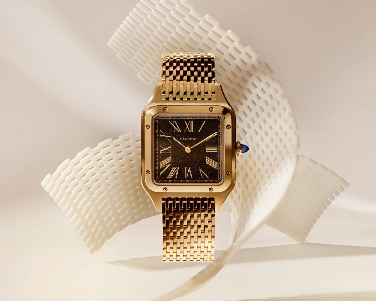 흑요석 다이얼의 깊은 심연과 18K 옐로 골드 케이스가 조화를 이루며 절제된 우아함을 보여주는 까르띠에 산토스 뒤몽 / 이미지 출처: 까르띠에.