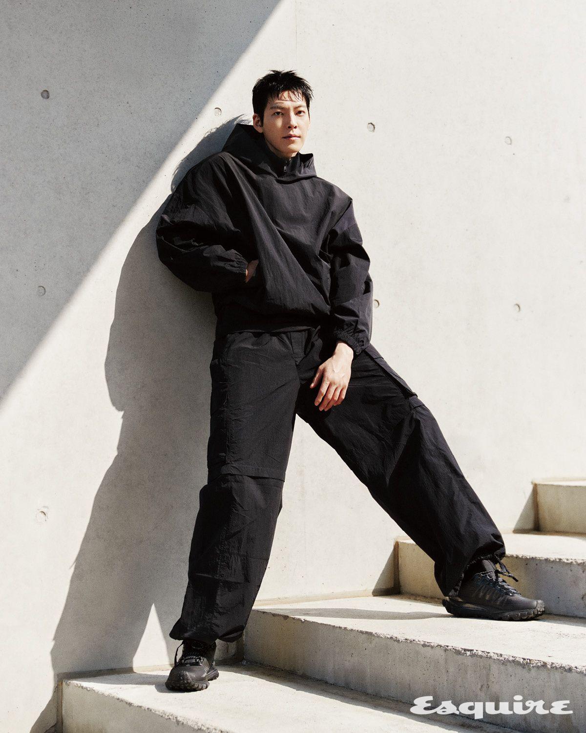 액시스 후디드 풀오버, 액시스 카고 트라우저, 하프 크루 스로백 삭스, 알로 트레일 스니커즈 모두 알로.