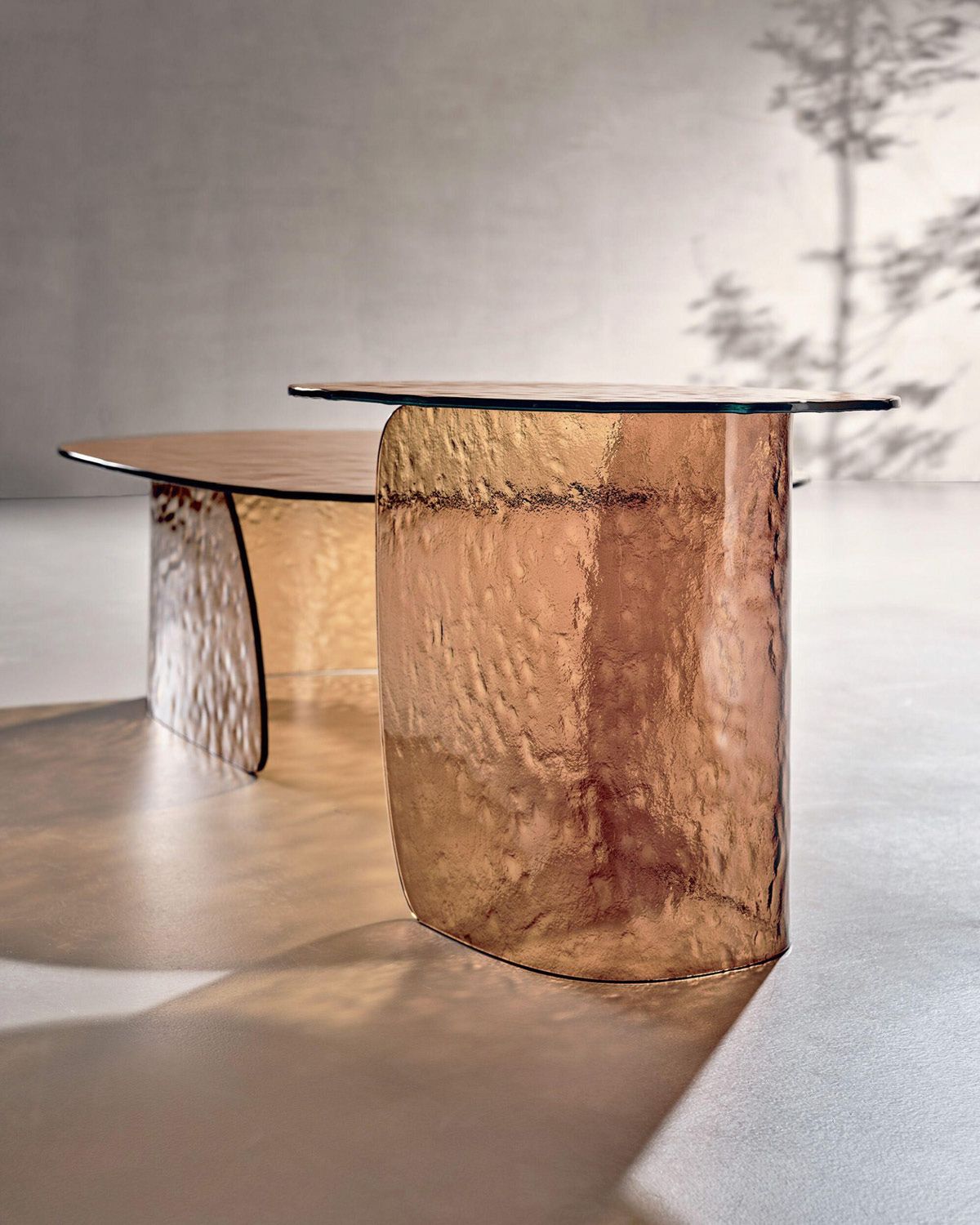 블러 커피 테이블 브론즈 65cm x 50cm, 120cm x 88cm 각각 680만원, 1310만원 모두 네이쳐디자인 by 까사알렉시스.