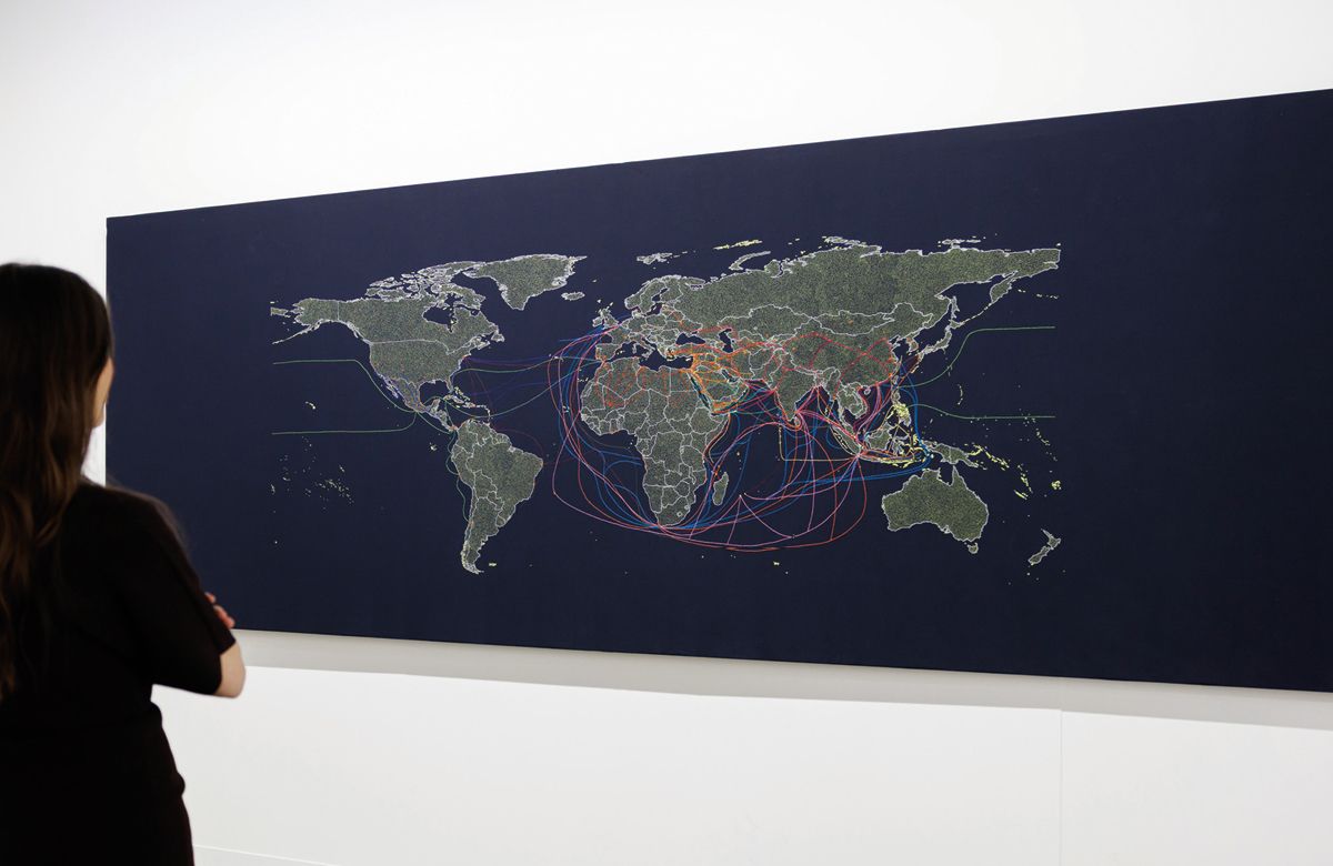 티파니 청(Tiffany Chung), 갤러리아 맥스 에스트렐라(Galería Max Estrella) 부스 전경, 아트 바젤 홍콩 2026. 향신료 무역로를 한땀 한땀 수 놓은 세계지도를 관람객이 보고 있다. © Courtesy of Art Basel