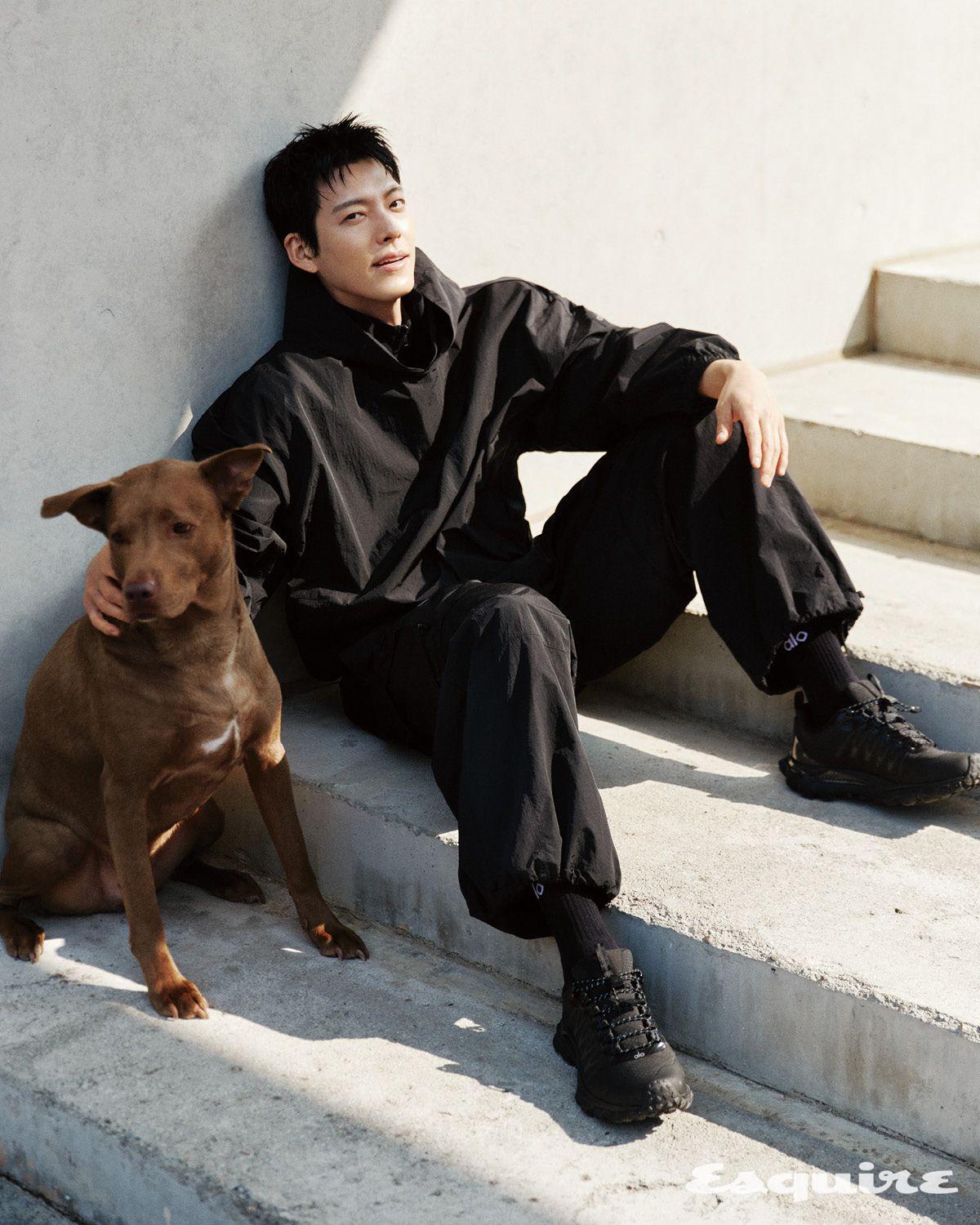 액시스 후디드 풀오버, 액시스 카고 트라우저, 하프 크루 스로백 삭스, 알로 트레일 스니커즈 모두 알로.